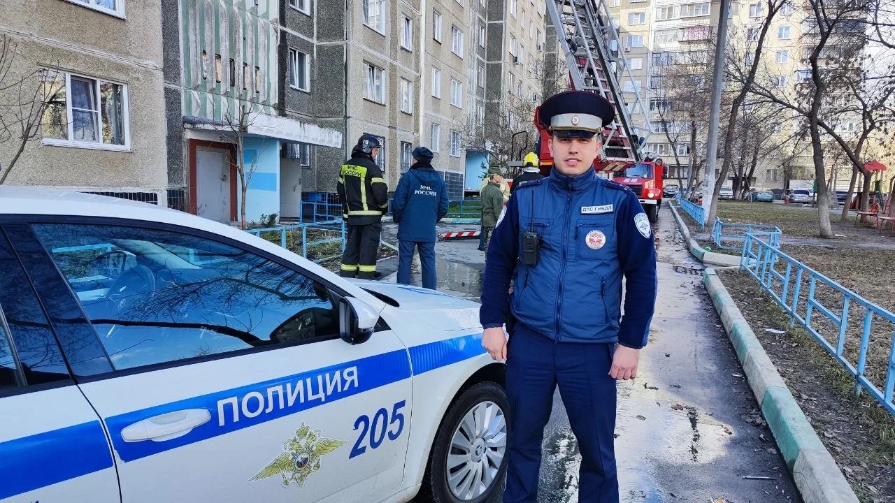 Сотрудник ГАИ спас ребенка, собаку и кошку из горящей квартиры в Челябинске Сотрудник ГАИ спас ребенка, собаку и кошку из горящей квартиры в Челябинске