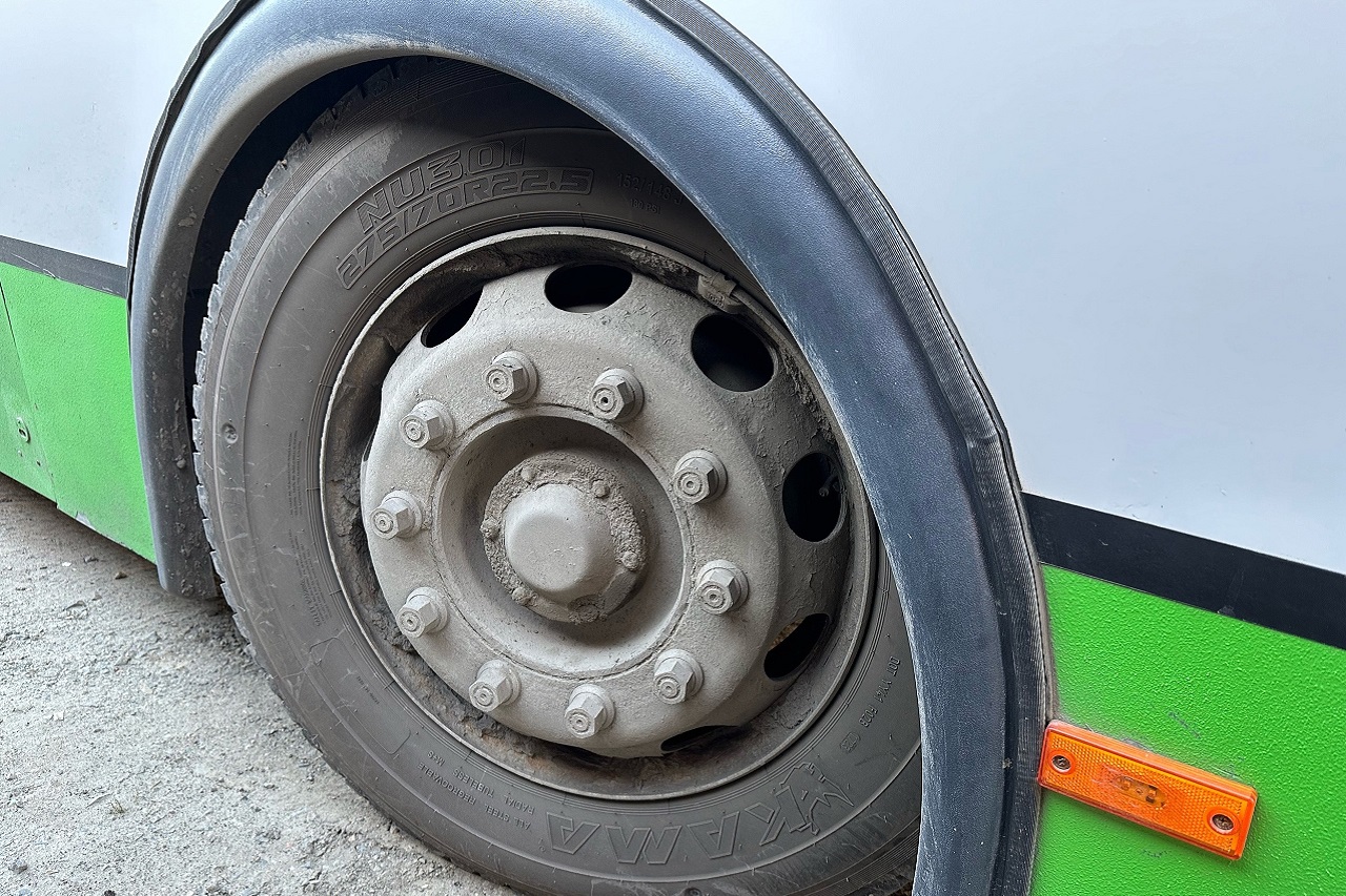 Автобус сбил женщину на остановке в Челябинске Автобус сбил женщину на остановке в Челябинске