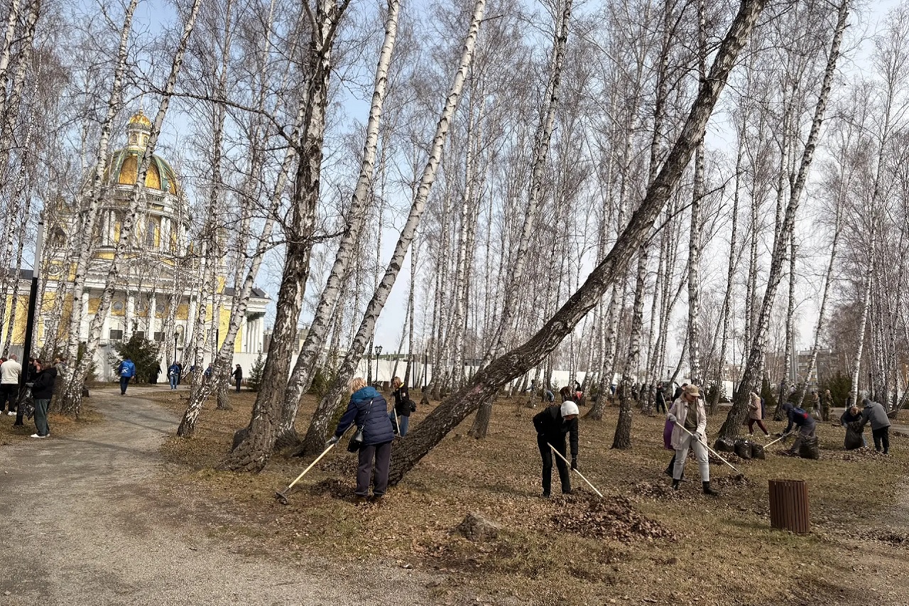 Глава Челябинска и сотрудники мэрии вышли на уборку города Глава Челябинска и сотрудники мэрии вышли на уборку города