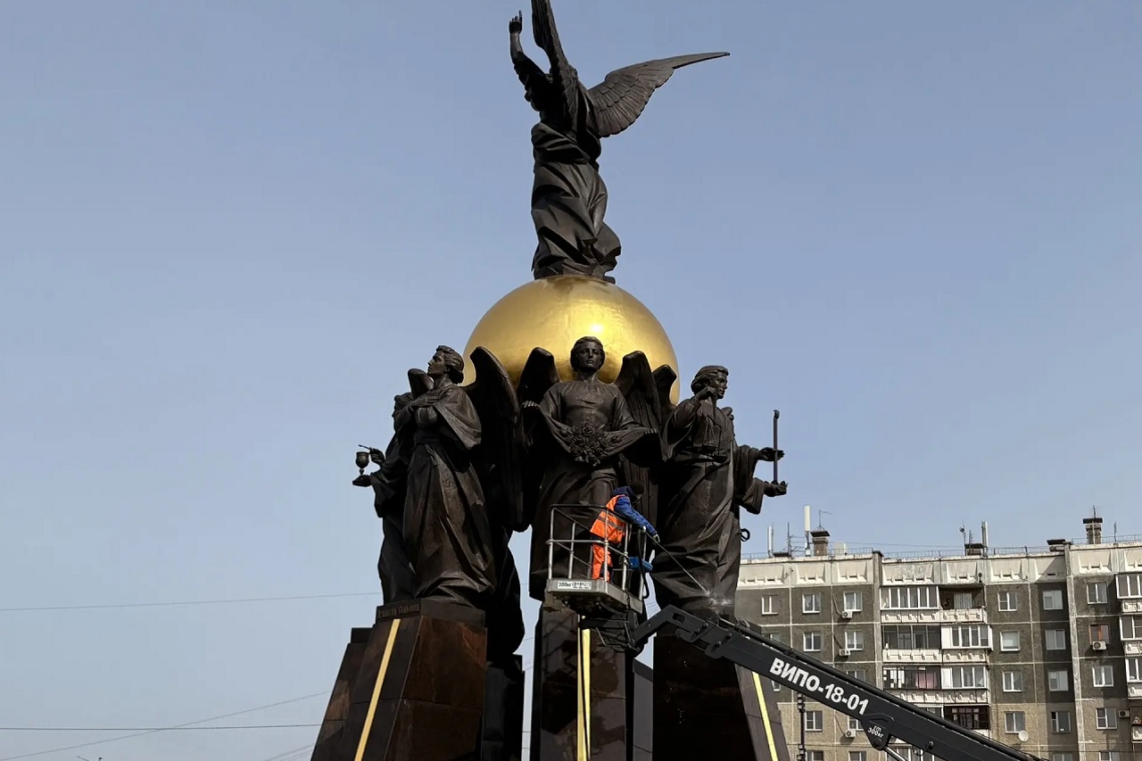 Глава Челябинска и сотрудники мэрии вышли на уборку города Глава Челябинска и сотрудники мэрии вышли на уборку города