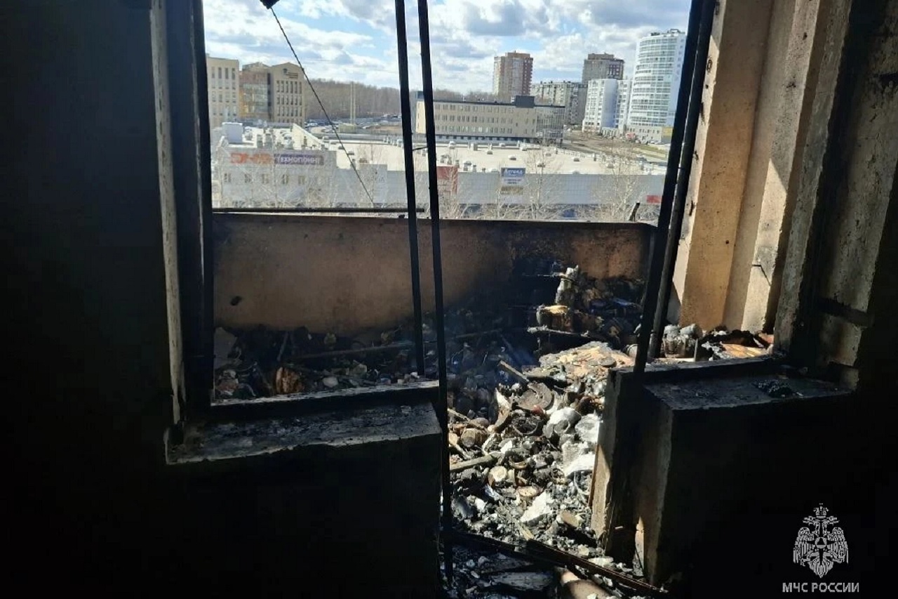 Сотрудник ГАИ спас ребенка, собаку и кошку из горящей квартиры в Челябинске Сотрудник ГАИ спас ребенка, собаку и кошку из горящей квартиры в Челябинске