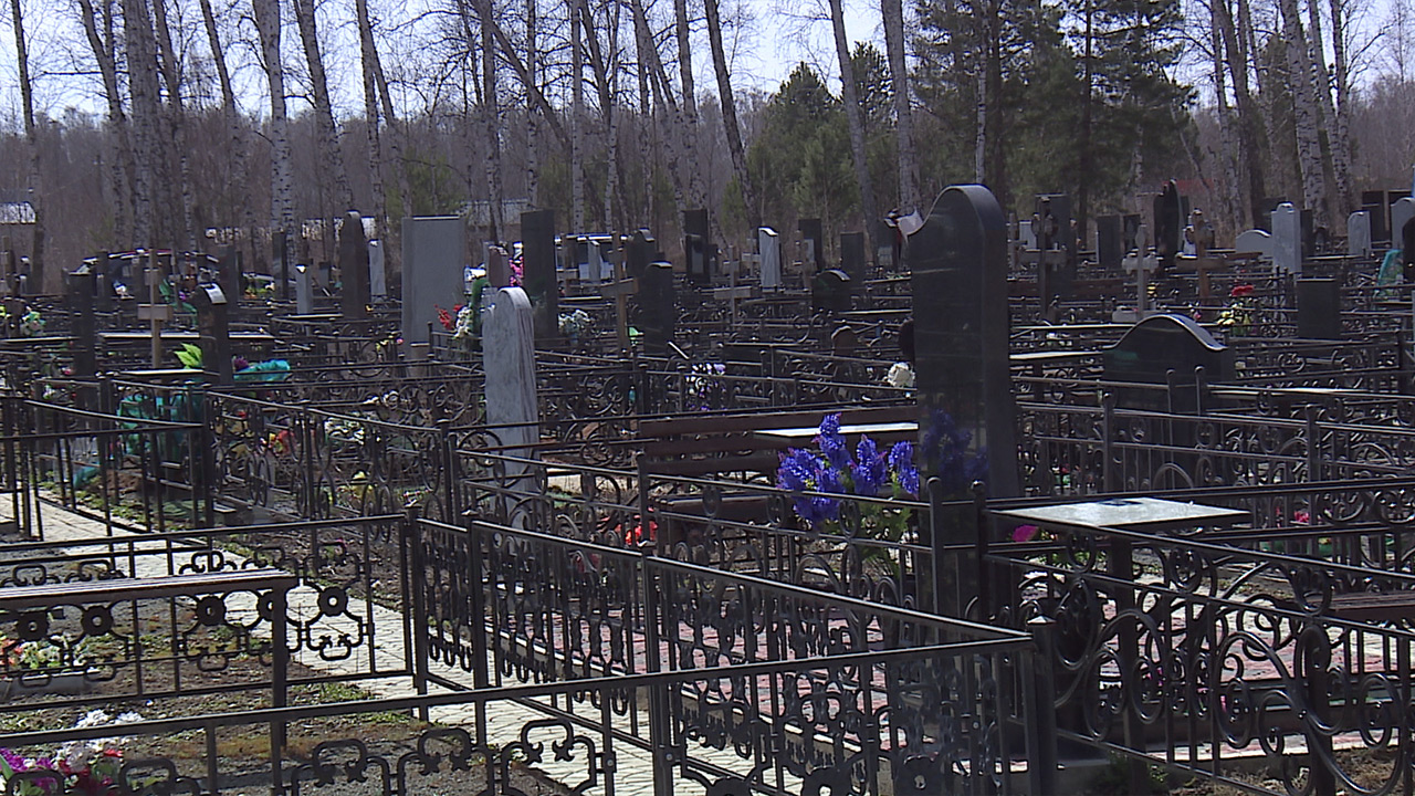 На Преображенском кладбище провели масштабную уборку перед Родительским днем