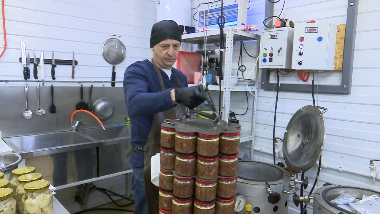 От тушенки до груздей: как предприниматель из Копейска развивает собственное производство