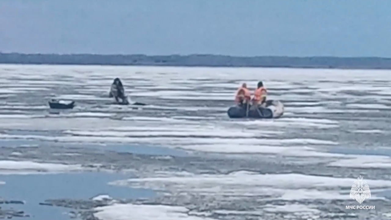 Двое рыбаков провалились под лед на озере в Челябинской области