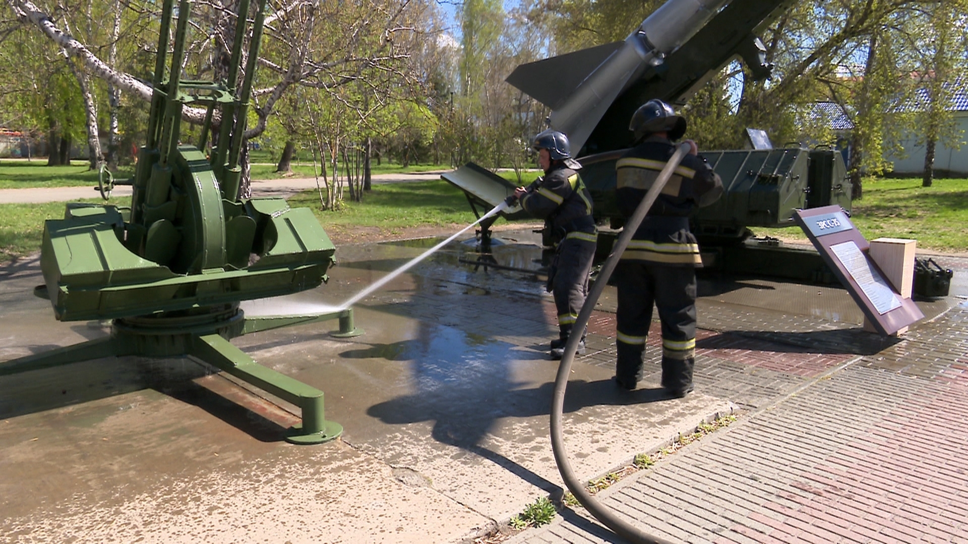 В Челябинске привели в порядок военную технику в музее под открытым небом В Челябинске привели в порядок военную технику в музее под открытым небом