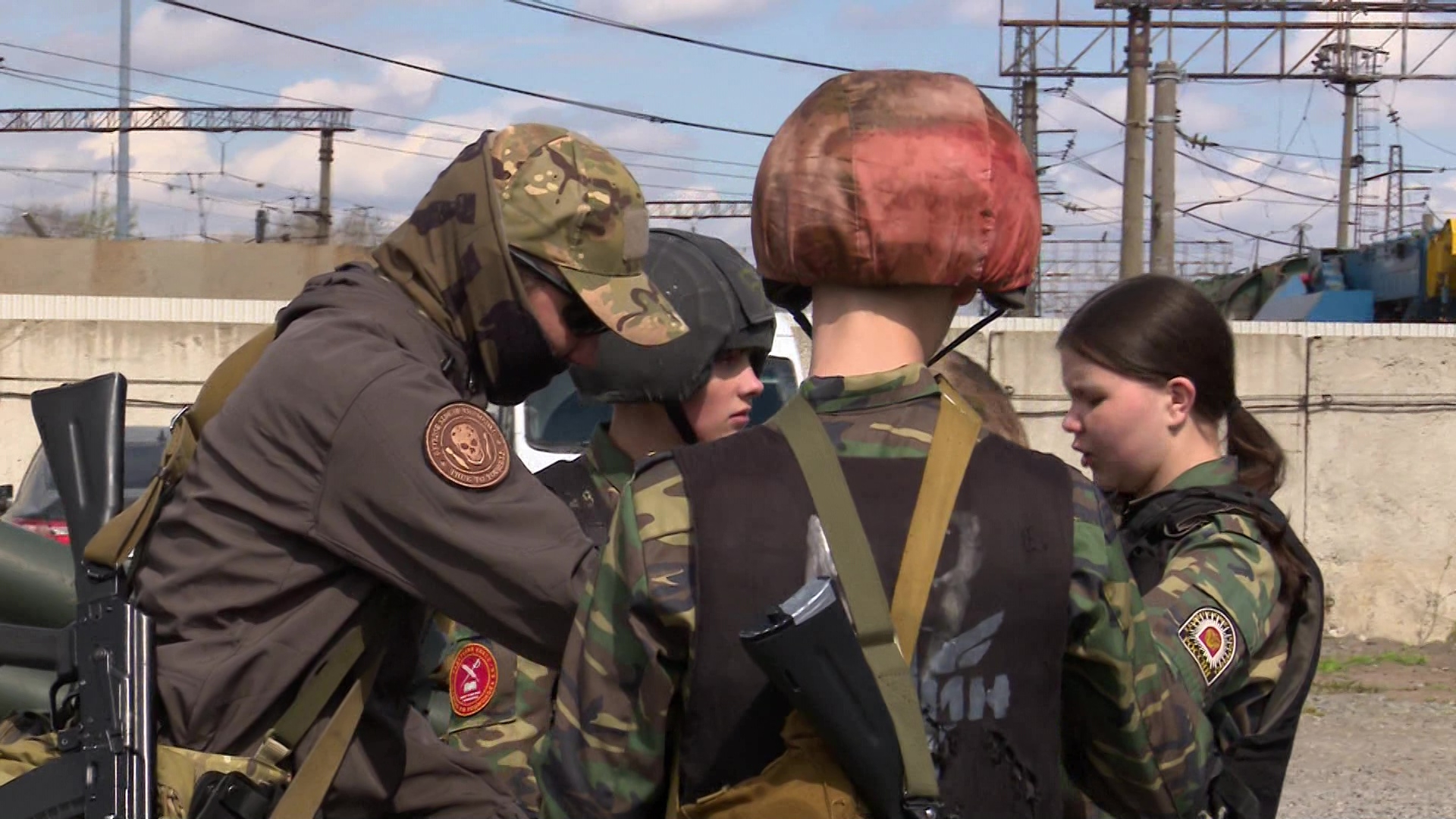 Школьники из Челябинска прошли полосу препятствий под контролем ветеранов СВО