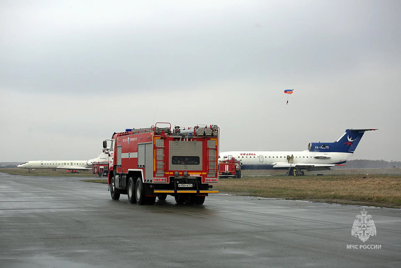 В аэропорту Челябинска на учениях тушили самолет и спасали пассажиров