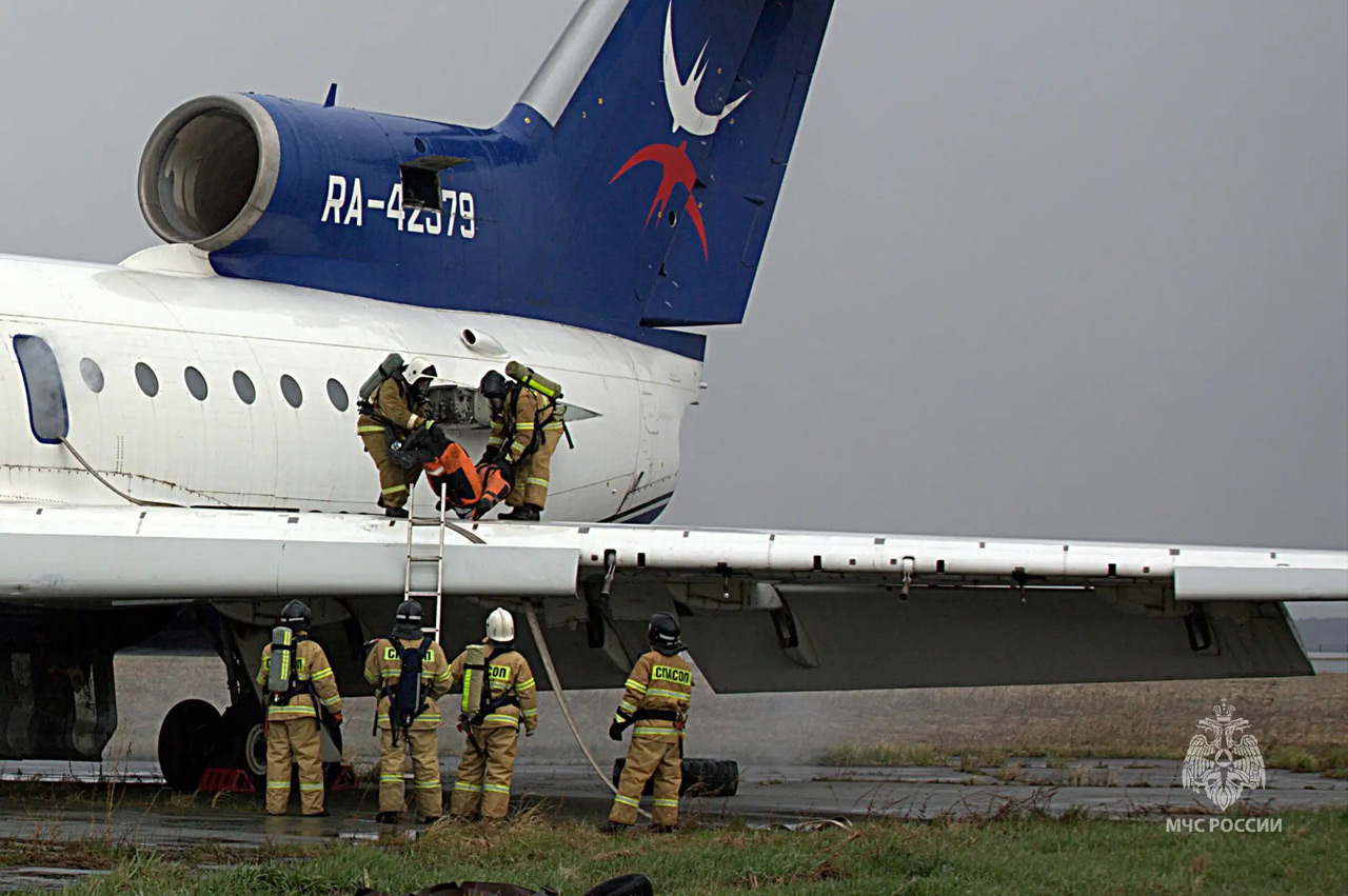 В аэропорту Челябинска на учениях тушили самолет и спасали пассажиров