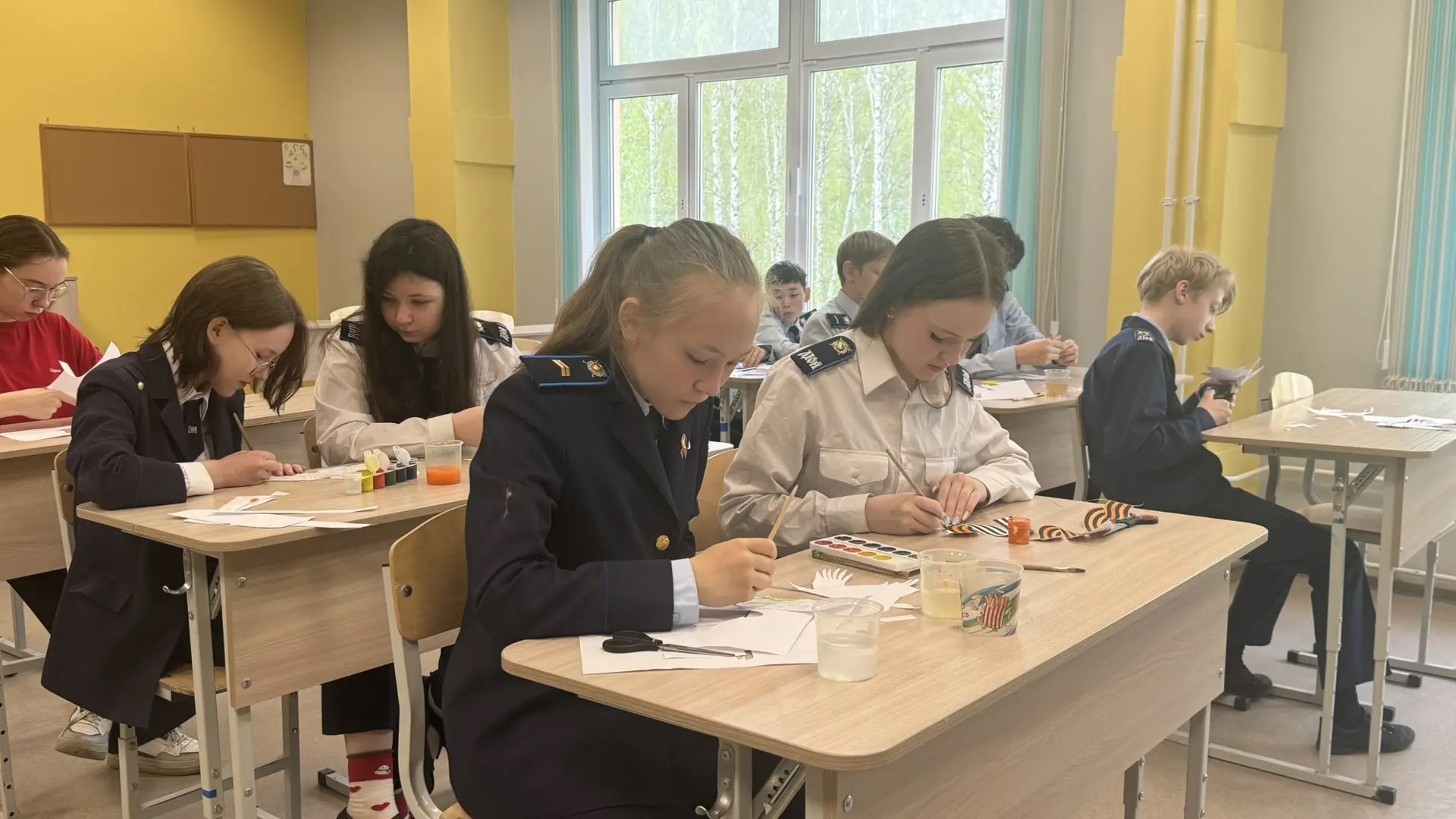 Журавли на окнах и концерты во дворах: как поздравляют ветеранов в Челябинской области
