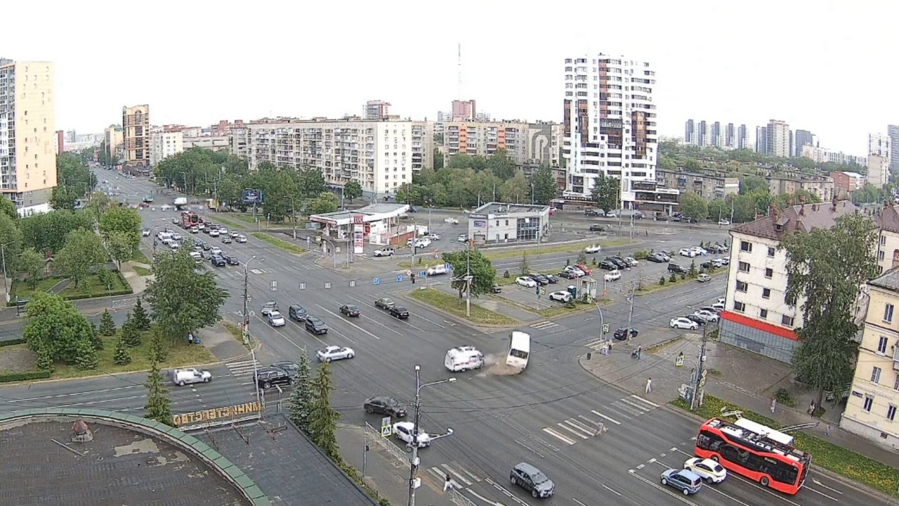 В Челябинске скорая помощь с роженицей врезалась в автобус В Челябинске скорая помощь с роженицей врезалась в автобус