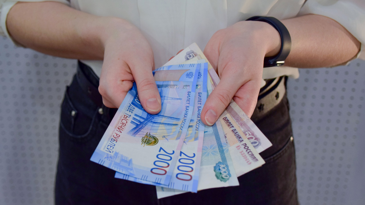 Аналитики выяснили, сколько наличных носят челябинцы в кошельке
