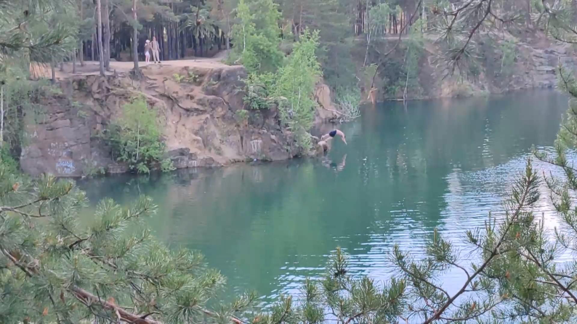 Прыжки с обрыва в ледяную воду: за что штрафуют экстремалов в Челябинске Прыжки с обрыва в ледяную воду: за что штрафуют экстремалов в Челябинске
