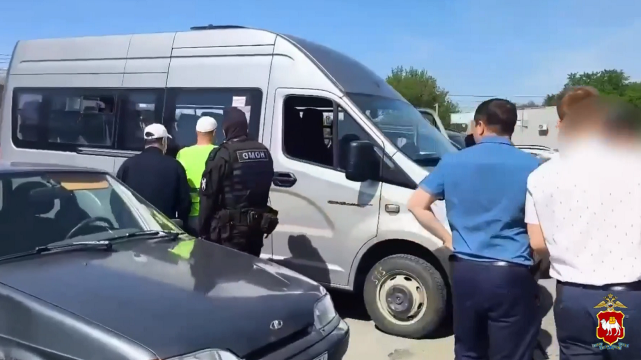 В Челябинской области силовики нагрянули на рынок и стройплощадки с мигрантами В Челябинской области силовики нагрянули на рынок и стройплощадки с мигрантами