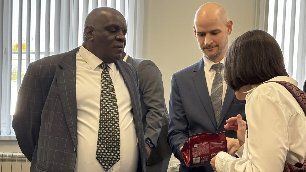 Кондитерскую фабрику в Челябинске посетил посол Уганды