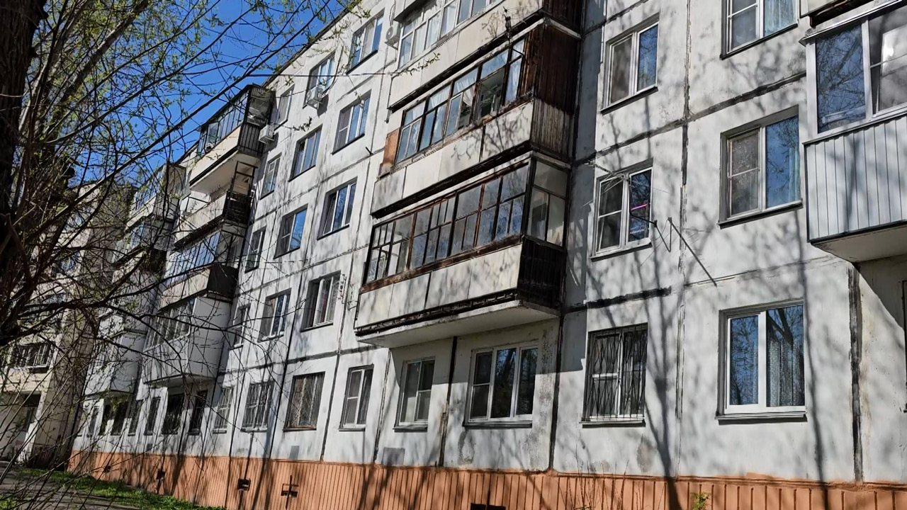Просила еду с балкона: в Челябинске суд отказался вернуть 5-летнюю дочь матери