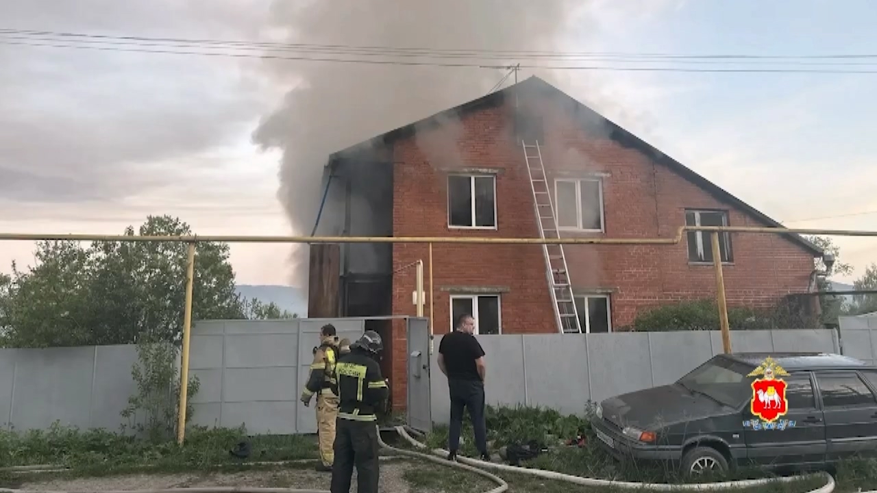Герой в погонах: в Челябинской области полицейский вывел из горящего дома 5 человек Герой в погонах: в Челябинской области полицейский вывел из горящего дома 5 человек