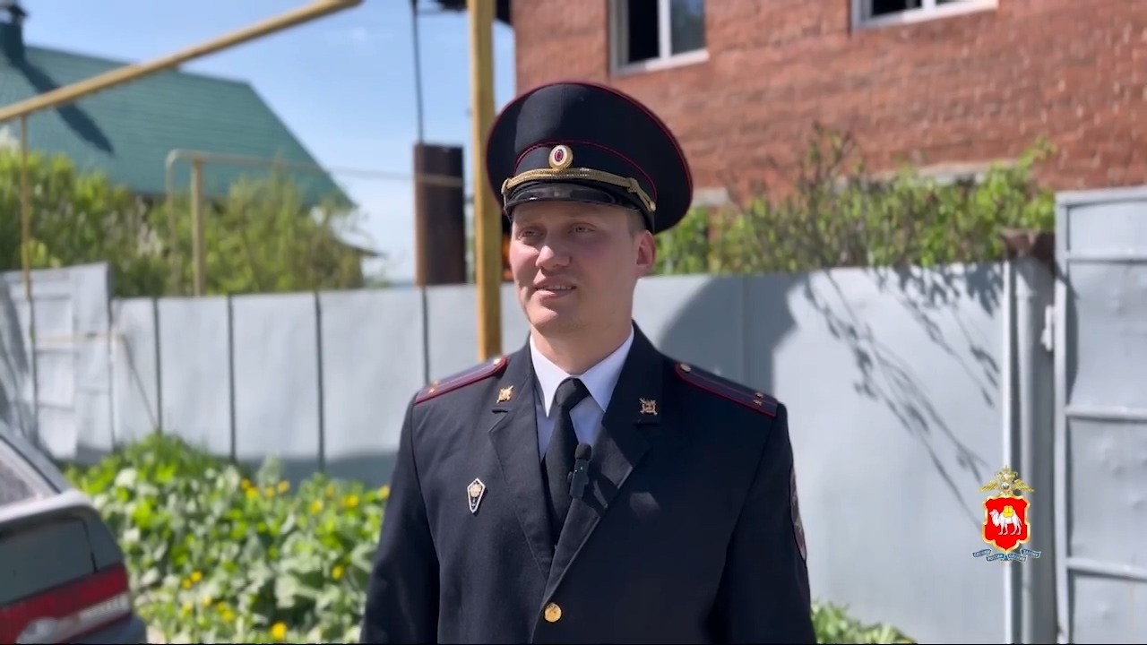 Герой в погонах: в Челябинской области полицейский вывел из горящего дома 5 человек Герой в погонах: в Челябинской области полицейский вывел из горящего дома 5 человек