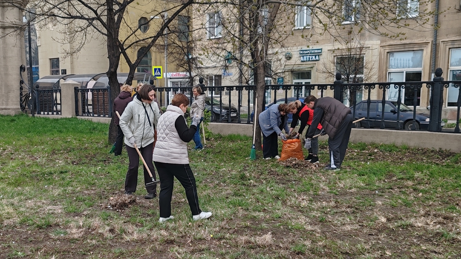 Мэр Магнитогорска и сотрудники администрации вышли на субботник