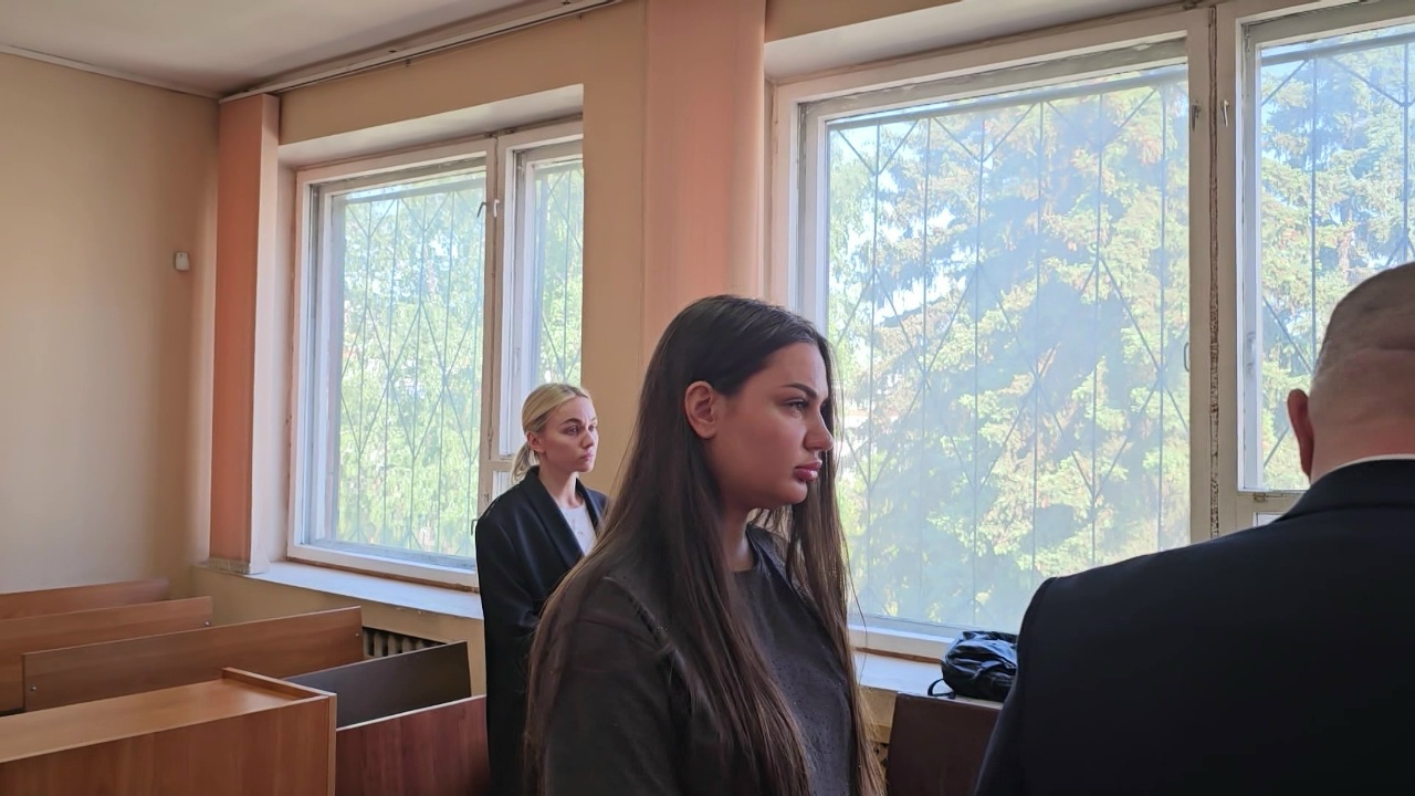 В Челябинске наказали ревнивицу, которая ударила девушку стеклянной кружкой по лицу В Челябинске наказали ревнивицу, которая ударила девушку стеклянной кружкой по лицу