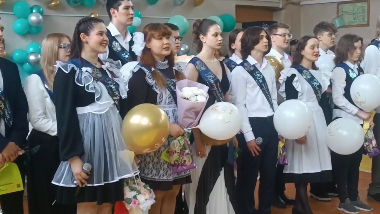 В Челябинской области для выпускников прозвенели последние звонки В Челябинской области для выпускников прозвенели последние звонки