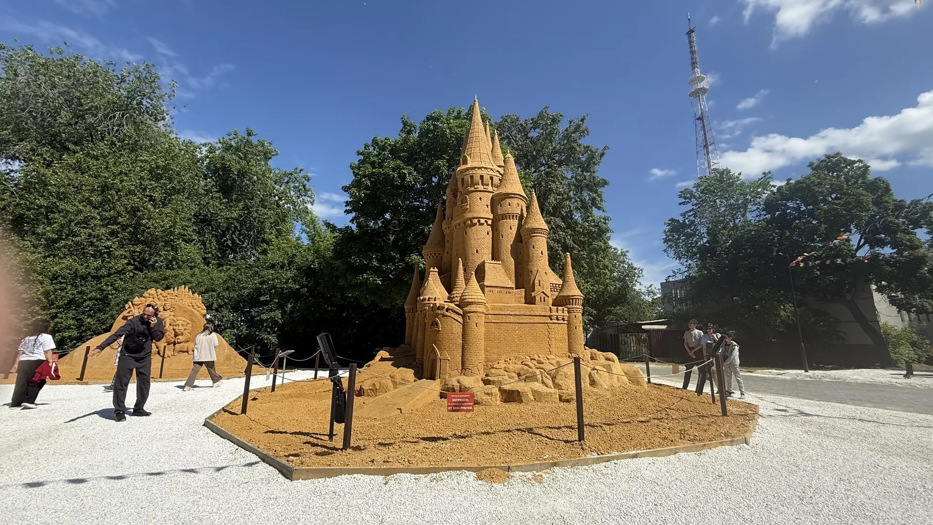 Большие, но хрупкие: "Фестиваль песочной скульптуры" открылся в Челябинске