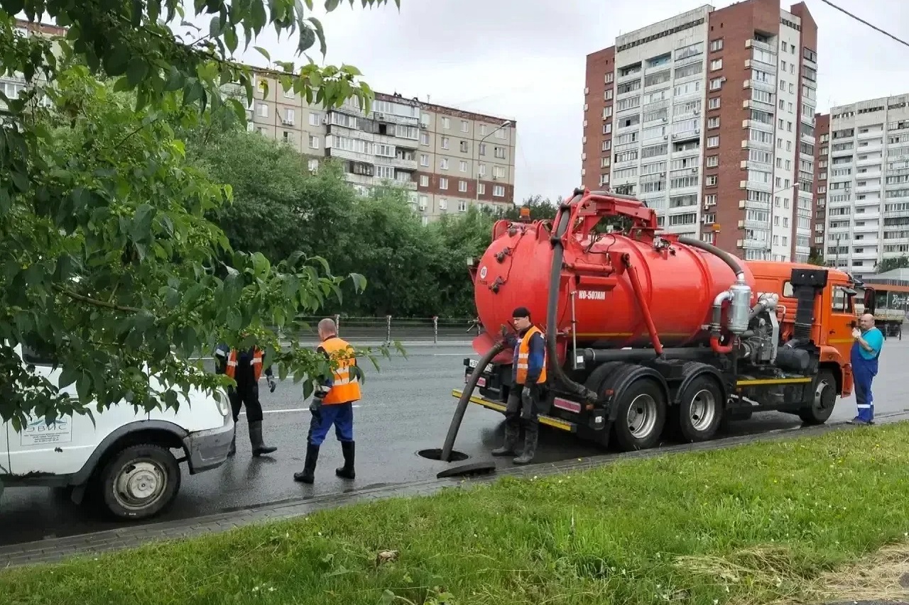 На улицах Челябинска массово чистят ливневки после дождя
