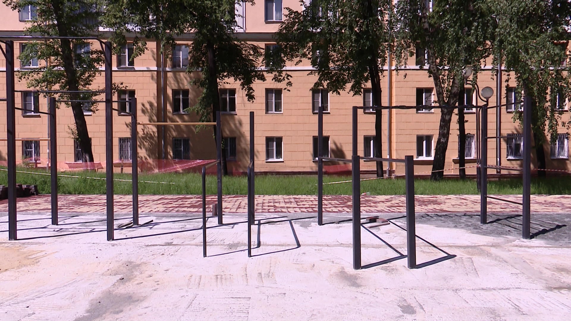 Новые скверы и спортплощадки: как благоустраивают Челябинск Новые скверы и спортплощадки: как благоустраивают Челябинск