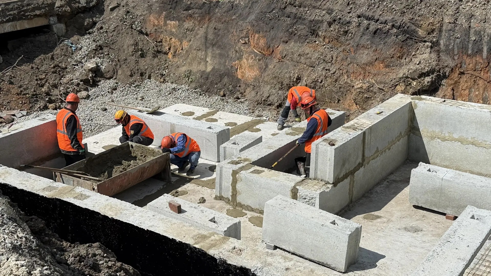 Старые коммунальные сети меняют в двух районах Челябинска