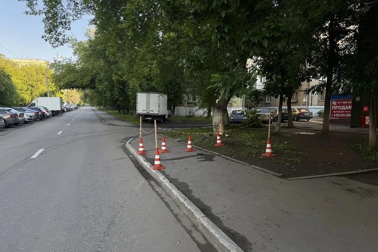 В Магнитогорске водитель сбил трех человек на тротуаре и скрылся