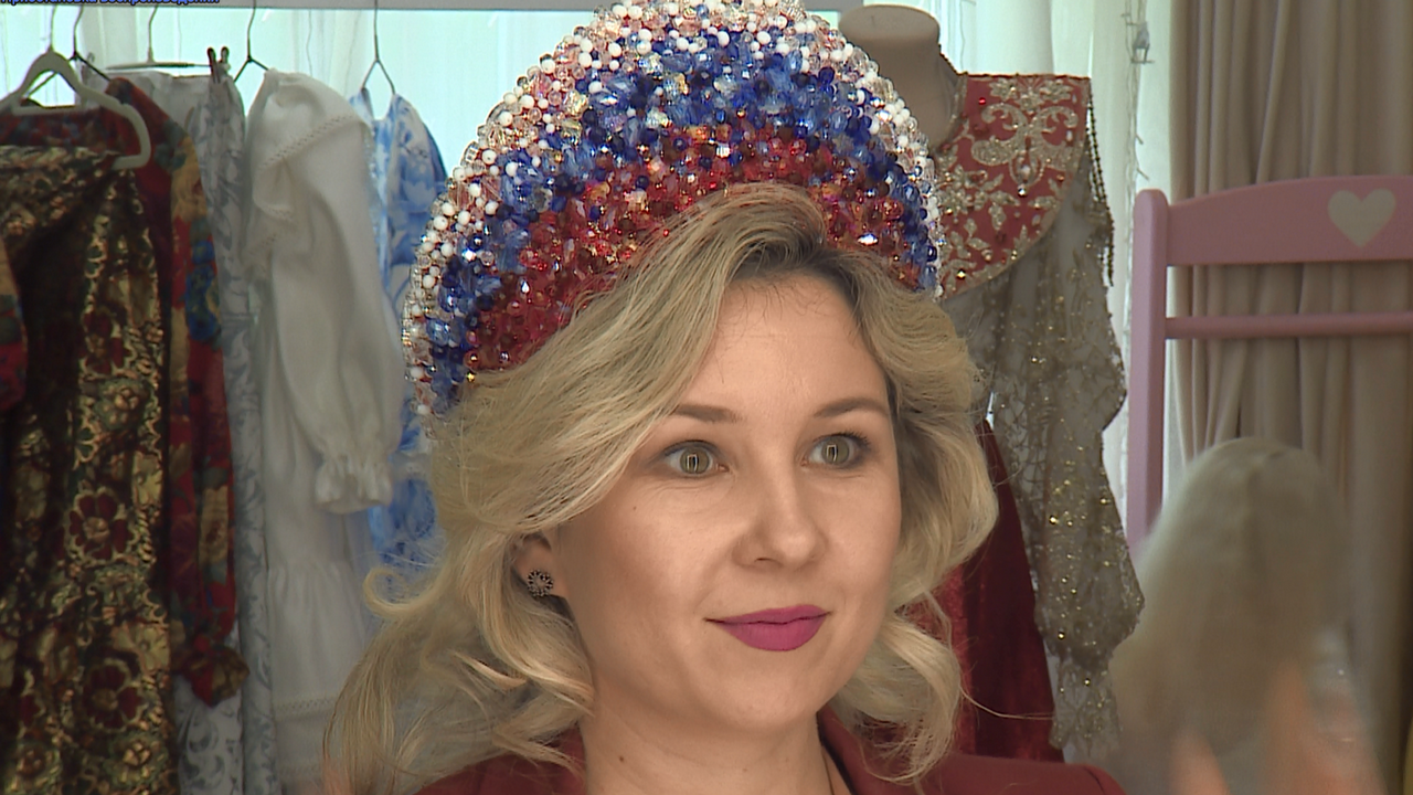 Дизайнер из Челябинска создает расшитые самоцветами сарафаны и кокошники Дизайнер из Челябинска создает расшитые самоцветами сарафаны и кокошники