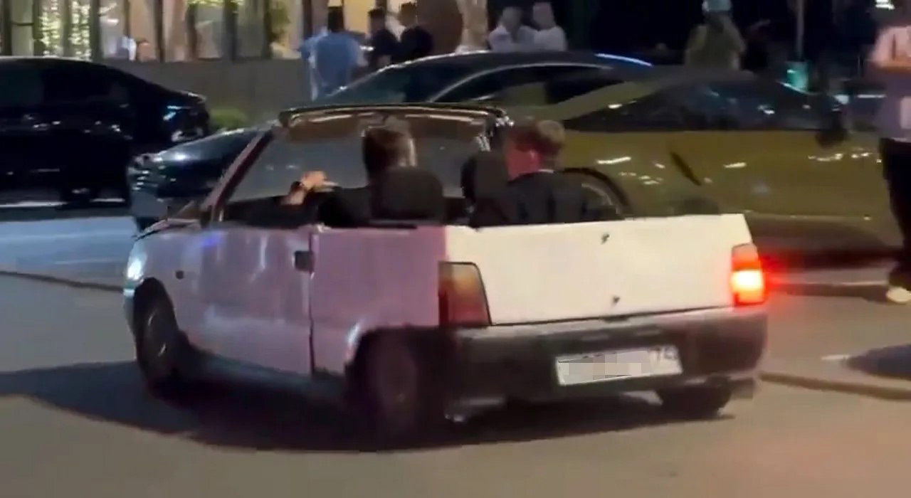 В Челябинске наказали водителя, который превратил "Оку" в кабриолет В Челябинске наказали водителя, который превратил "Оку" в кабриолет