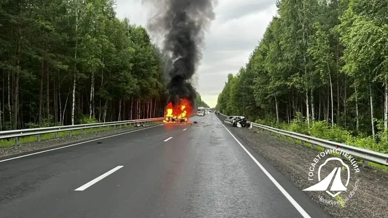 Автомобиль загорелся после ДТП в Челябинской области, есть погибшие