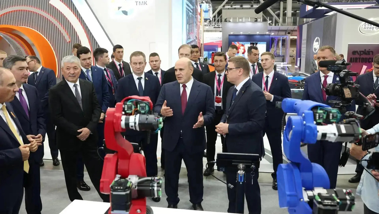 Михаилу Мишустину показали южноуральские разработки на "Иннопроме"