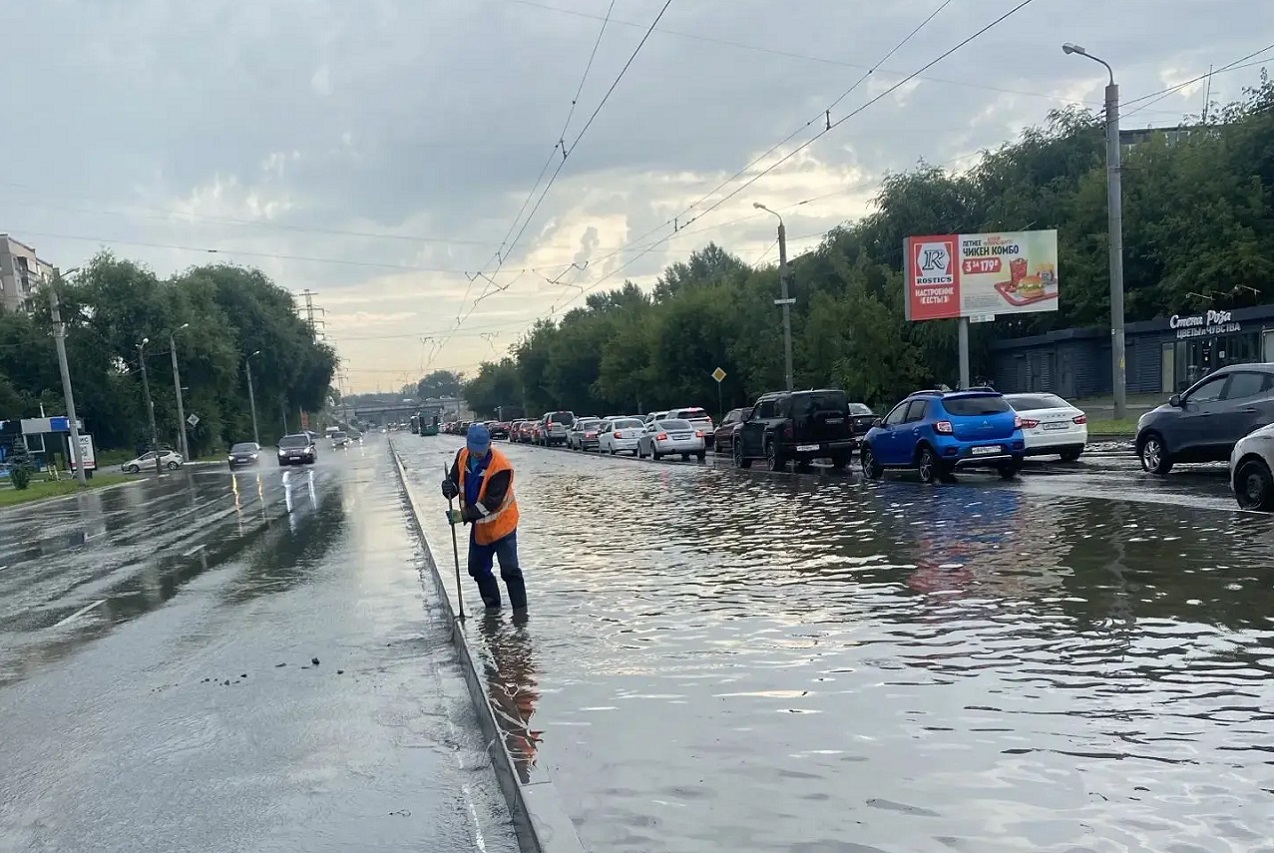 В Челябинске массово чистят ливневки после сильного дождя