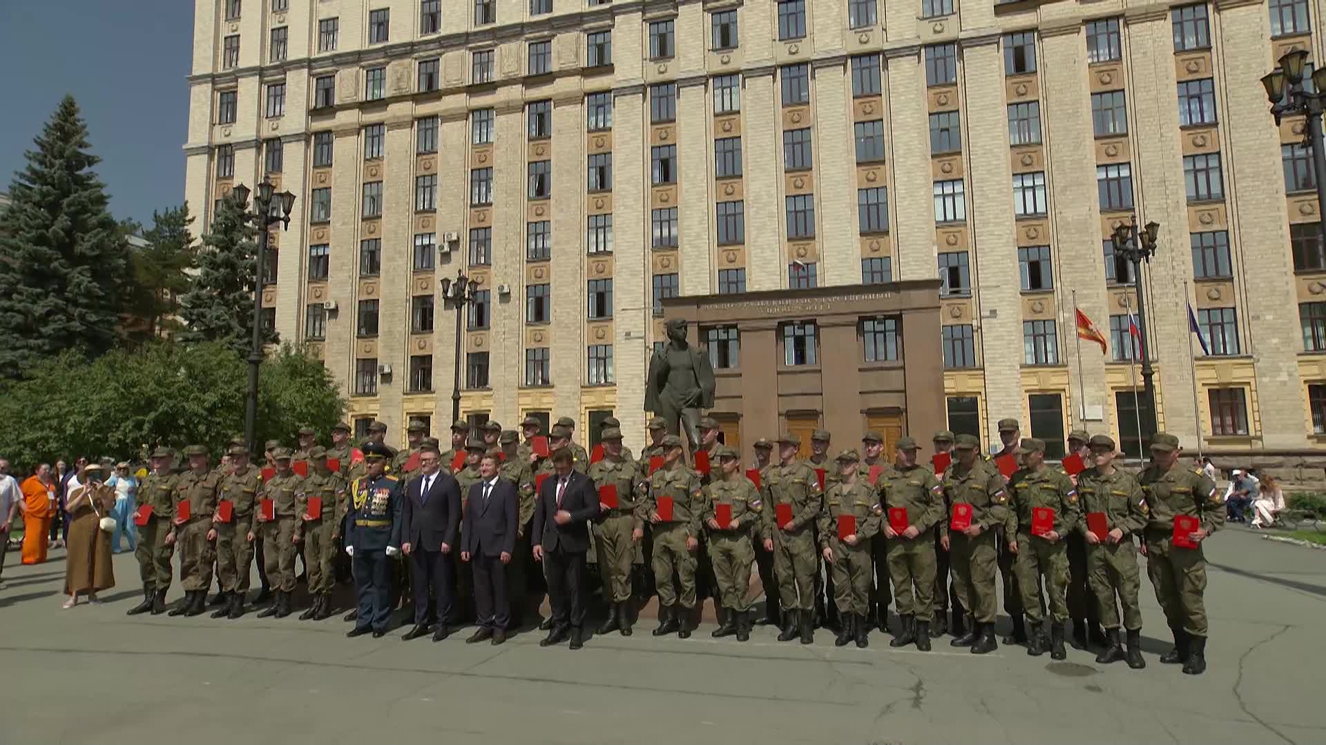 Красные дипломы из рук губернатора получили выпускники военной кафедры в Челябинске Красные дипломы из рук губернатора получили выпускники военной кафедры в Челябинске