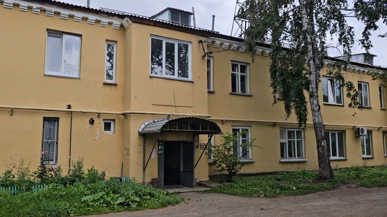 Потолок старой двухэтажки рухнул в Копейске и едва не покалечил женщину