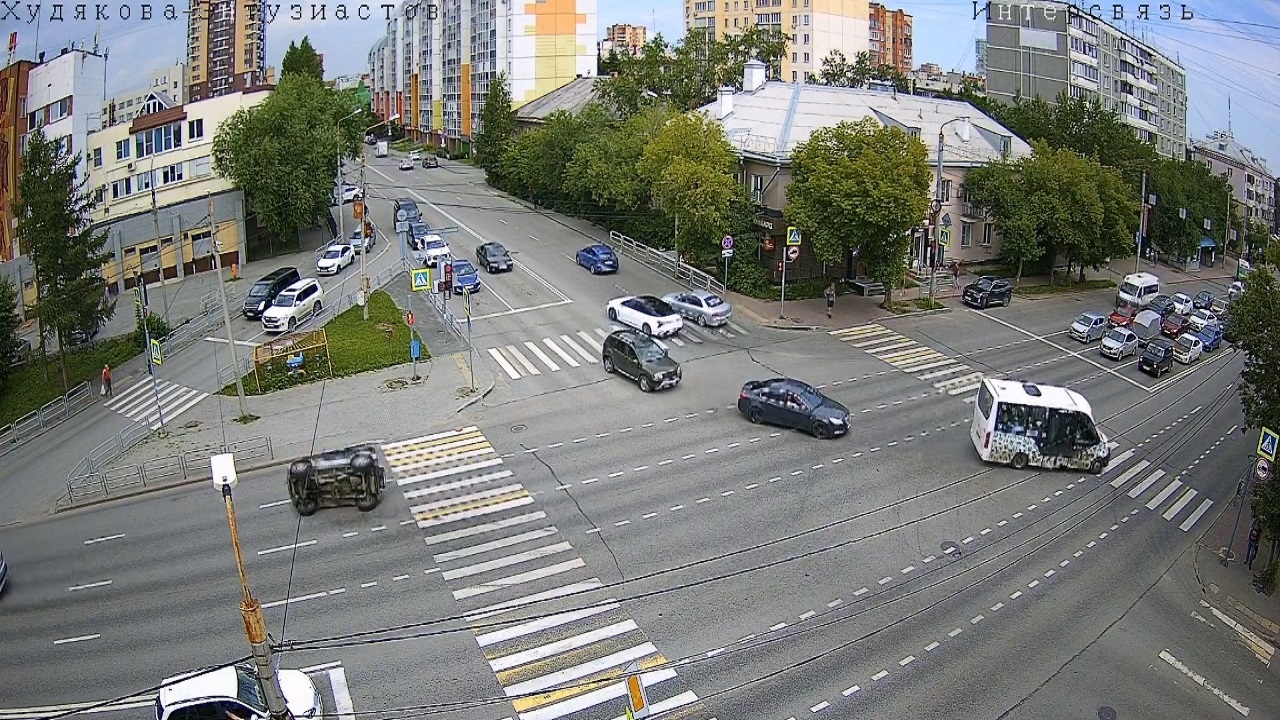 Внедорожник перевернулся на перекрестке в Челябинске