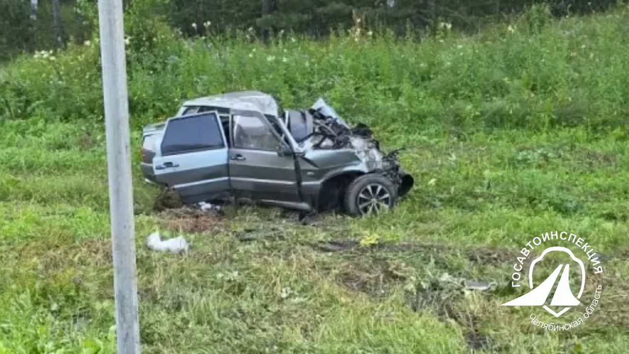 Водитель ВАЗа врезался в фуру и погиб на трассе М5 в Челябинской области