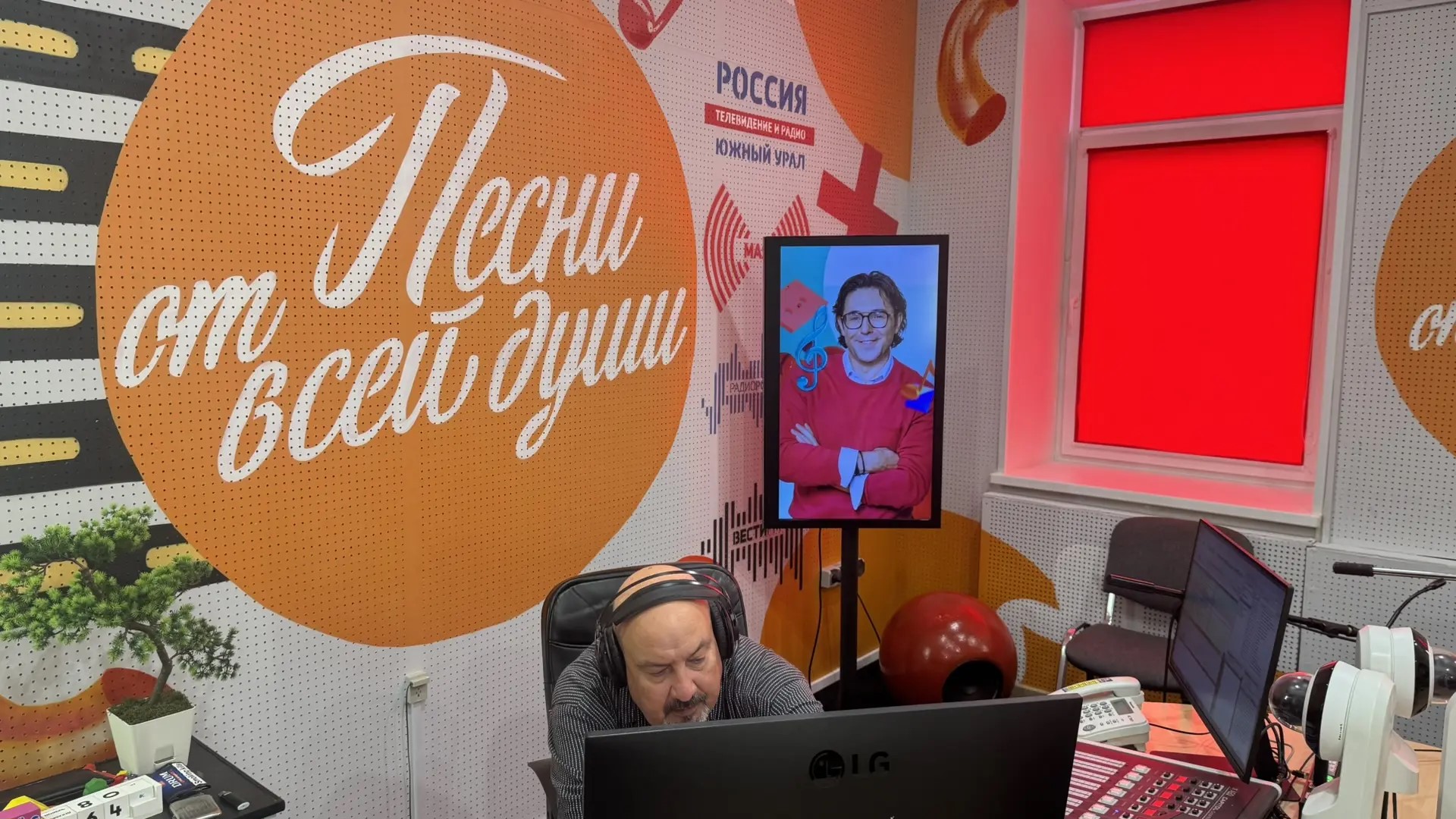 Жители Челябинска могут стать ведущими радиостанции "Песни от всей души"