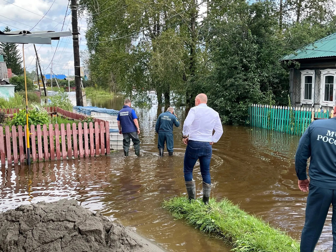 Губернатор поручил оказать всю необходимую помощь пострадавшим от подтоплений в Верхнем Уфалее Губернатор поручил оказать всю необходимую помощь пострадавшим от подтоплений в Верхнем Уфалее
