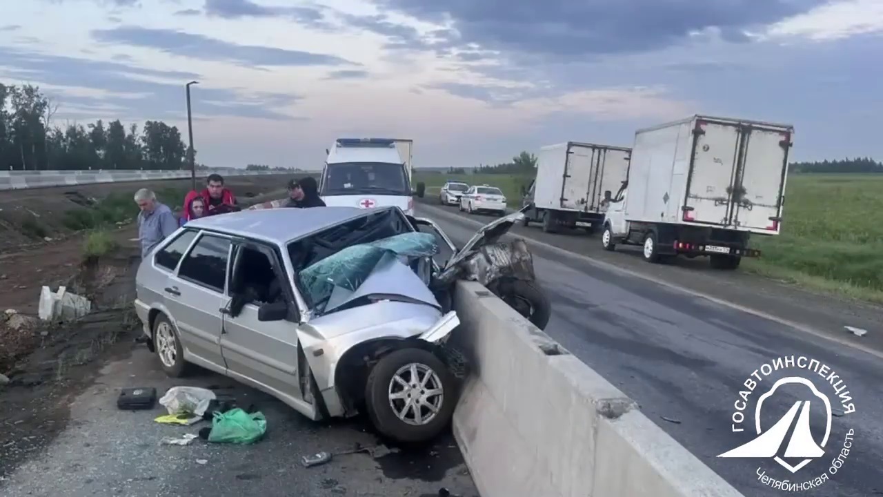 На трассе в Челябинской области автомобиль врезался в бетонный отбойник, водитель погиб
