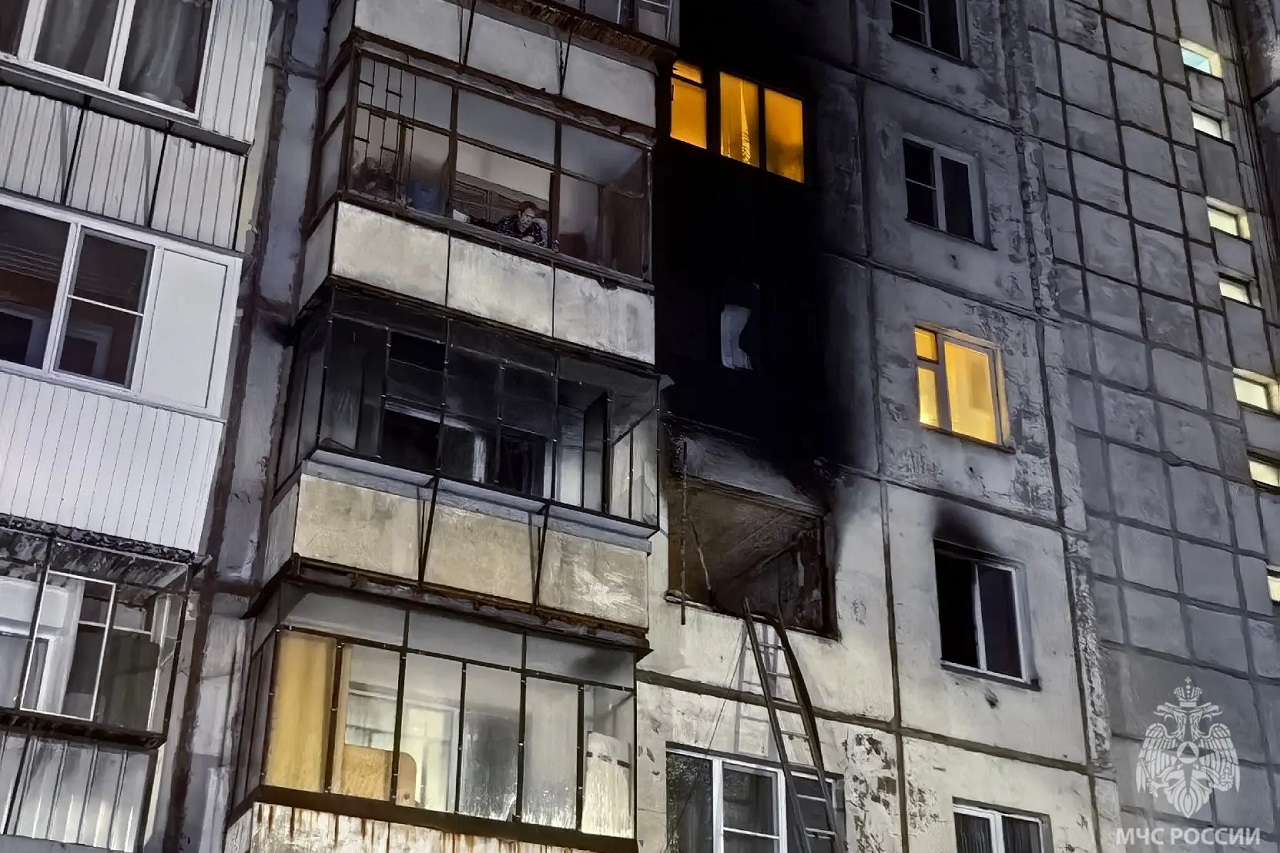 Восемь человек эвакуировали из горящей многоэтажки в Челябинске Восемь человек эвакуировали из горящей многоэтажки в Челябинске