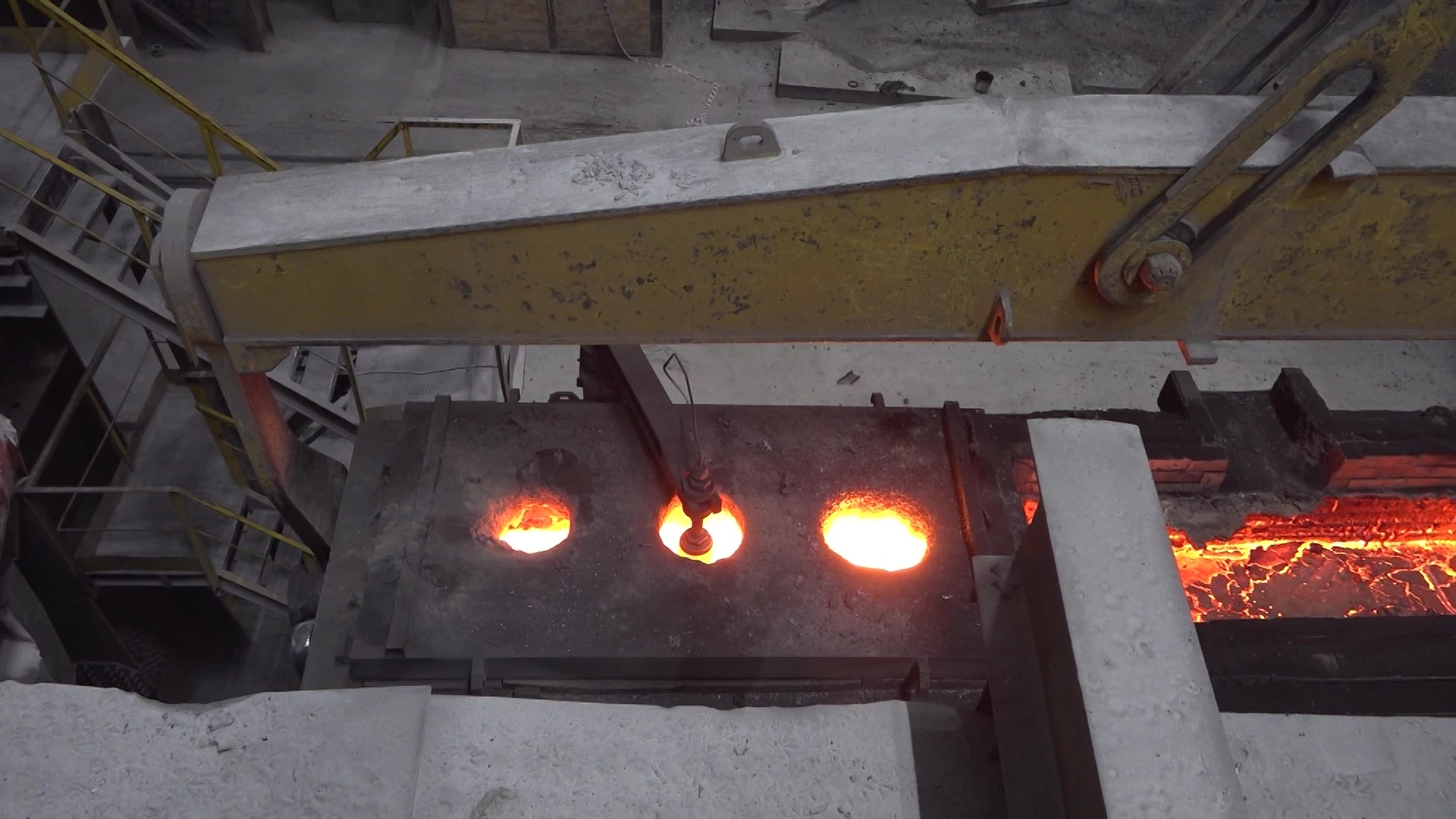 Готовит оборудование к разливке стали: работник ММК удостоен звания "Почетный металлург"