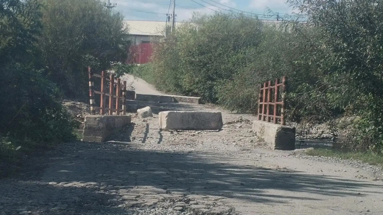 "По этой дороге проходит наша жизнь": под Челябинском перекрыли короткий путь между поселками