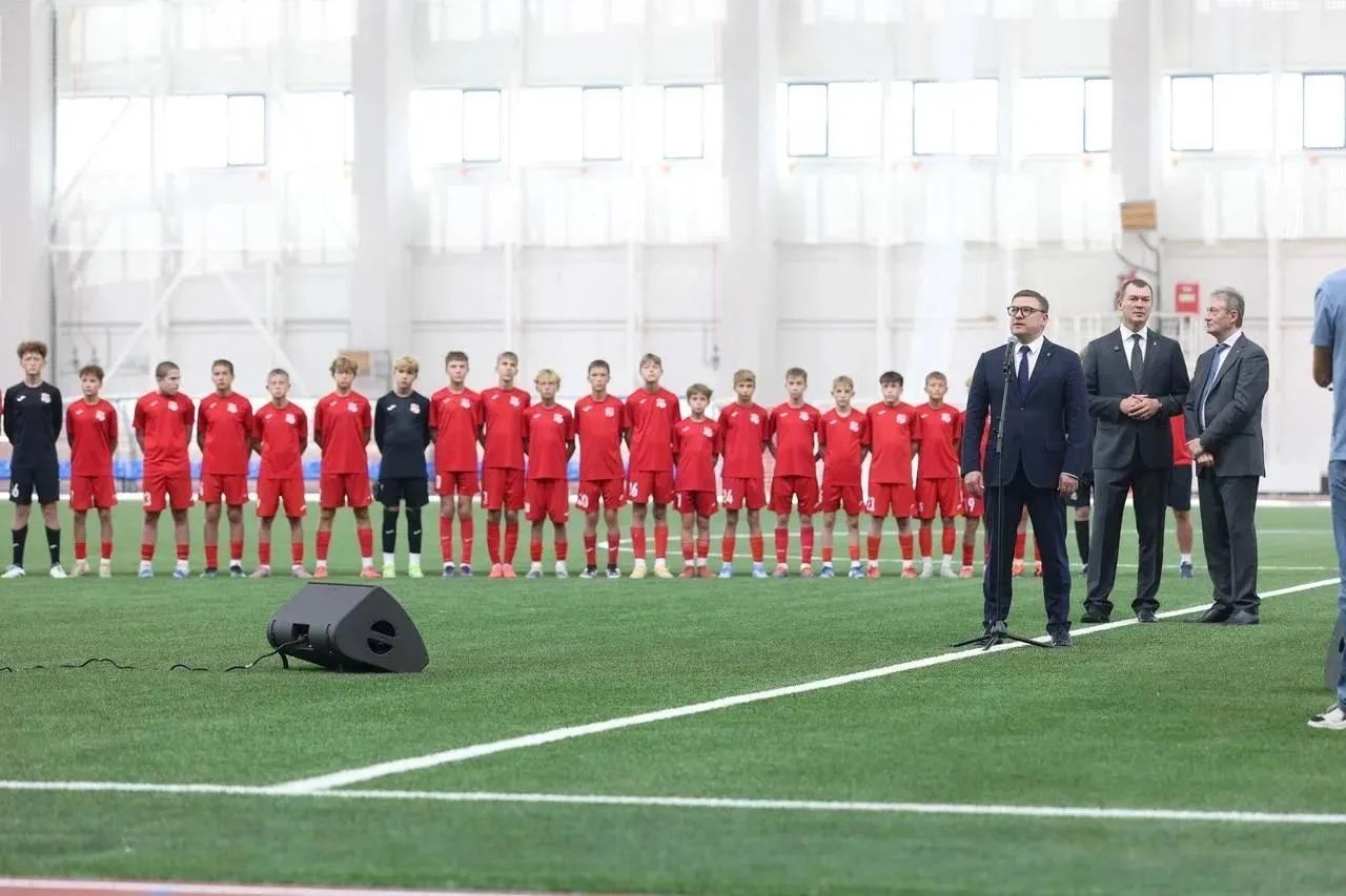 В Челябинске открыли футбольно-легкоатлетический манеж В Челябинске открыли футбольно-легкоатлетический манеж