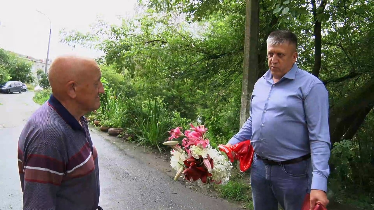 Пенсионер из Златоуста получил благодарность за многолетнюю уборку двора