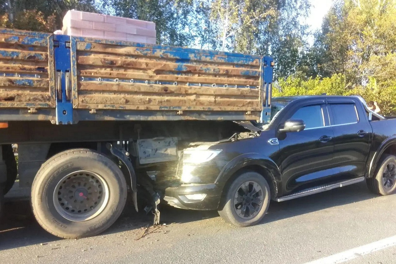 Под Челябинском пикап заехал под прицеп грузовика, пострадали два человека Под Челябинском пикап заехал под прицеп грузовика, пострадали два человека