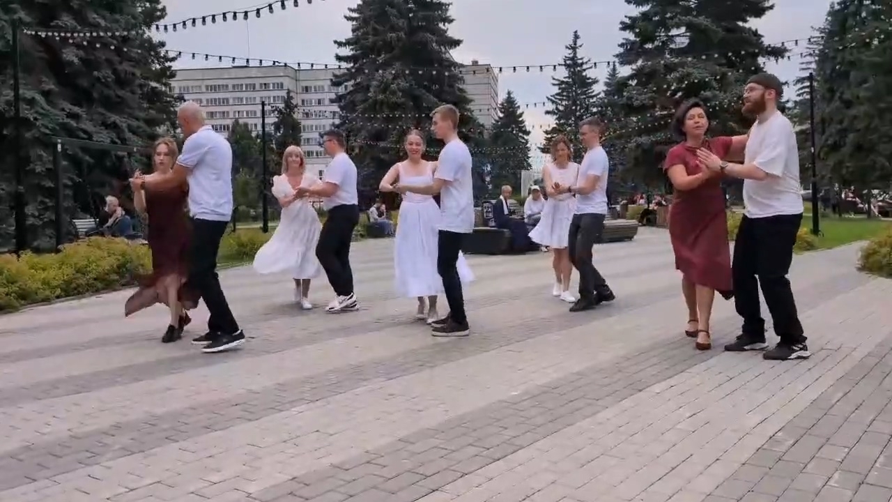 Танцуют все: в Челябинской области любители сальсы вышли на улицы Танцуют все: в Челябинской области любители сальсы вышли на улицы