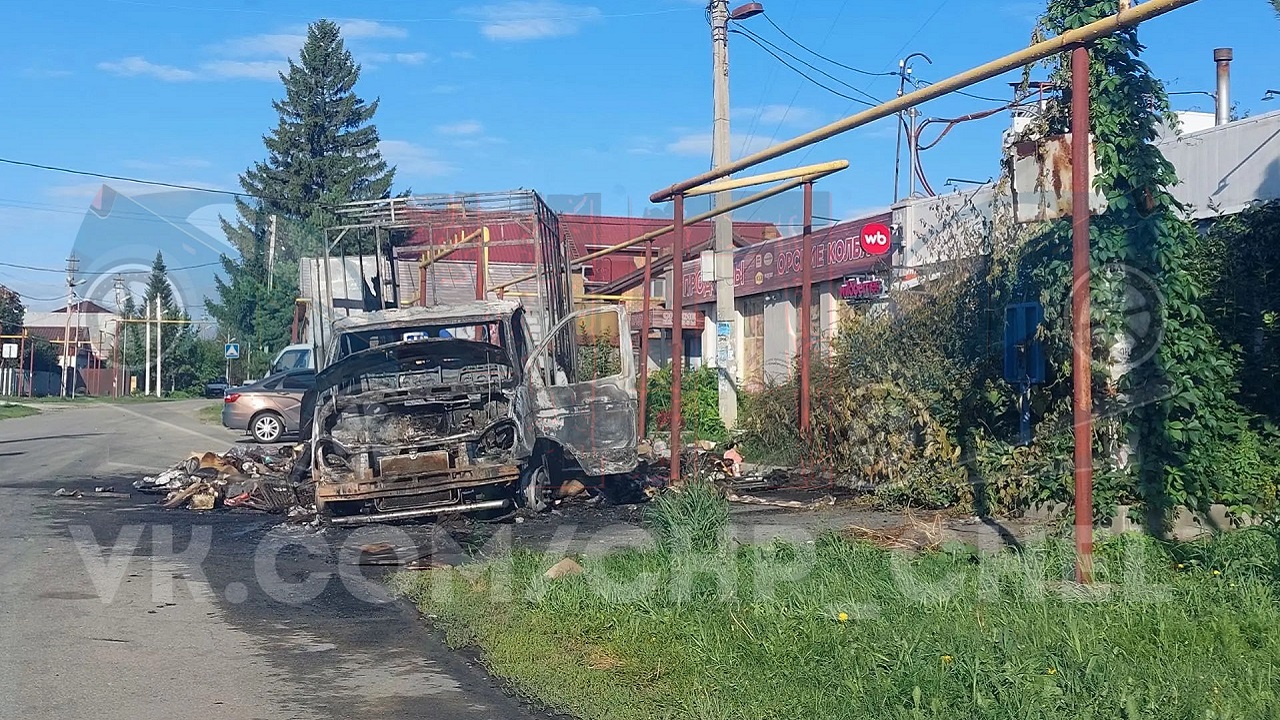 Грузовик маркетплейса сгорел у пункта выдачи заказов под Челябинском Грузовик маркетплейса сгорел у пункта выдачи заказов под Челябинском