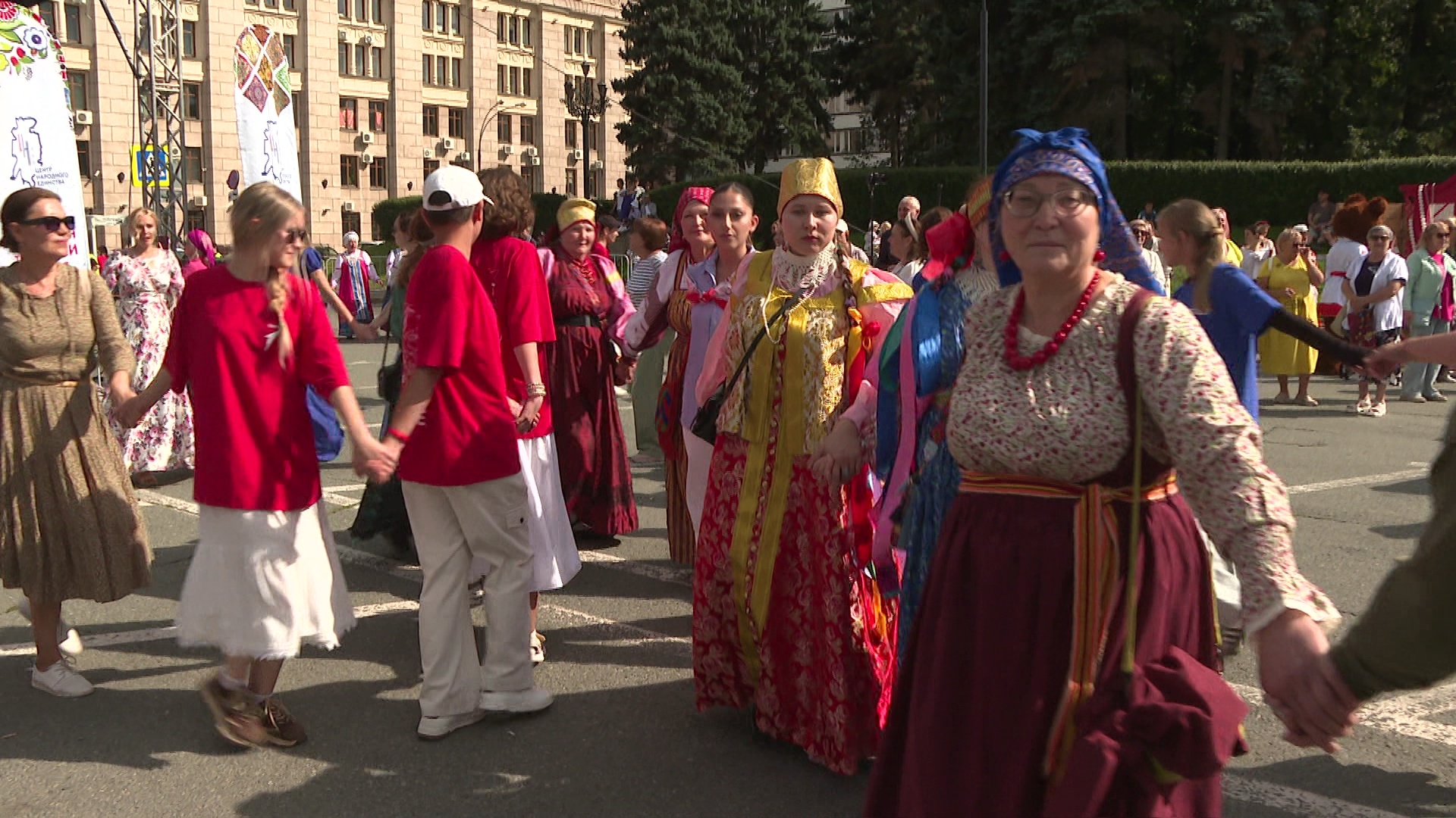 В Челябинске более тысячи человек закружились в гигантском хороводе В Челябинске более тысячи человек закружились в гигантском хороводе